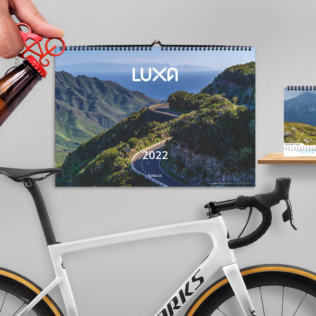 kalendarze rowerowe Luxa na 2020 rok z terminami wyścig&oacute;w UCI i breloczkiem rowerkiem